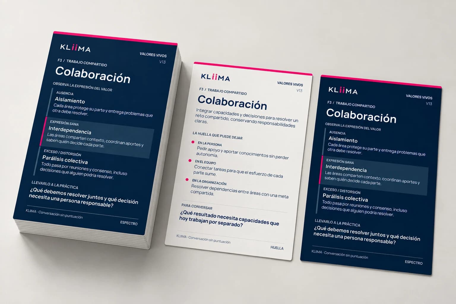 Render ilustrativo del mazo Valores Vivos KLIIMA con cartas blancas y navy y acentos rosa.
